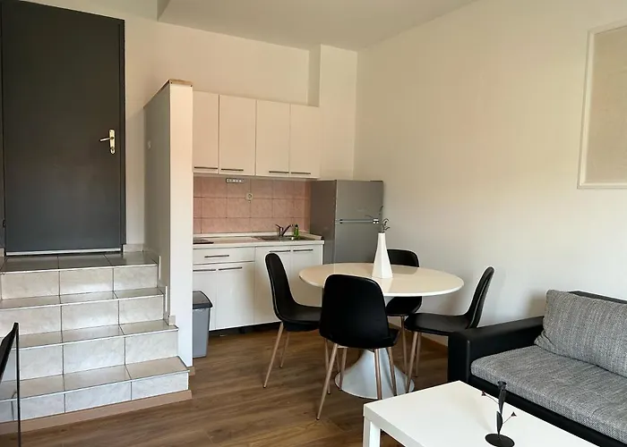 Appartement Jela With A Big Balcony